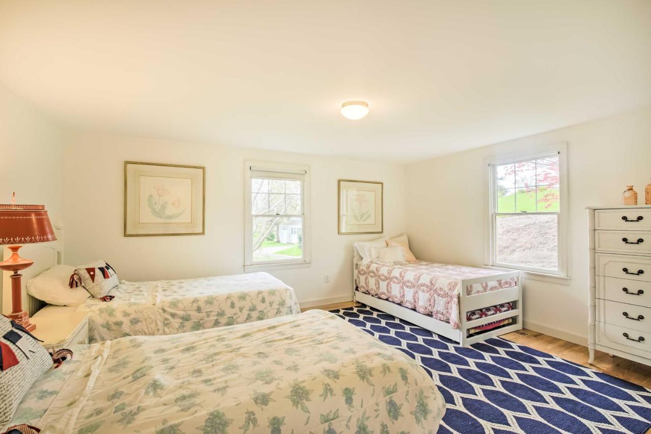 Hyannis Port Home With Bbq And Views Half Mi To Beach Exterior photo