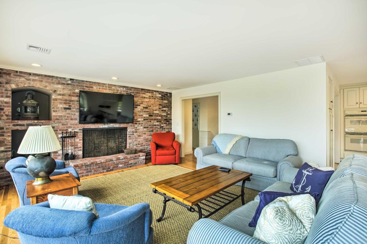Hyannis Port Home With Bbq And Views Half Mi To Beach Exterior photo