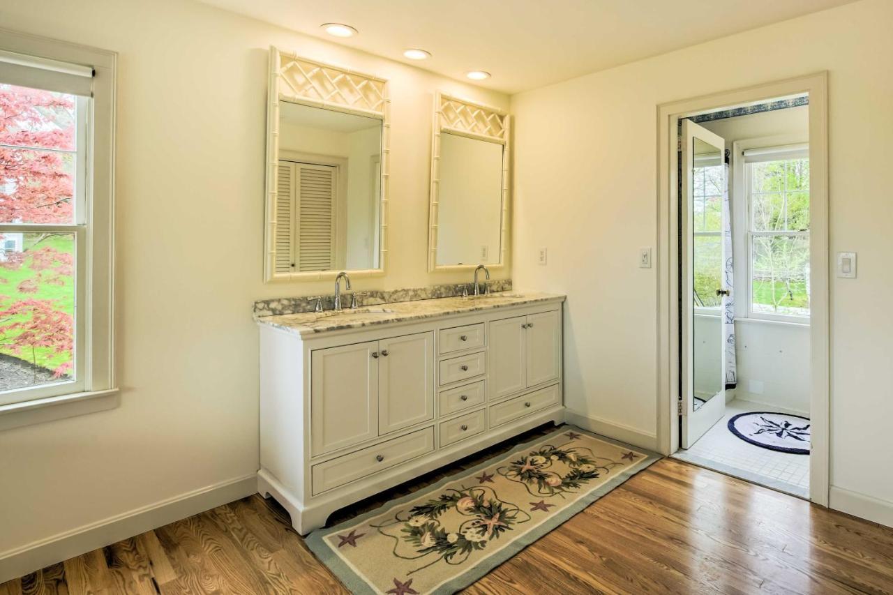 Hyannis Port Home With Bbq And Views Half Mi To Beach Exterior photo