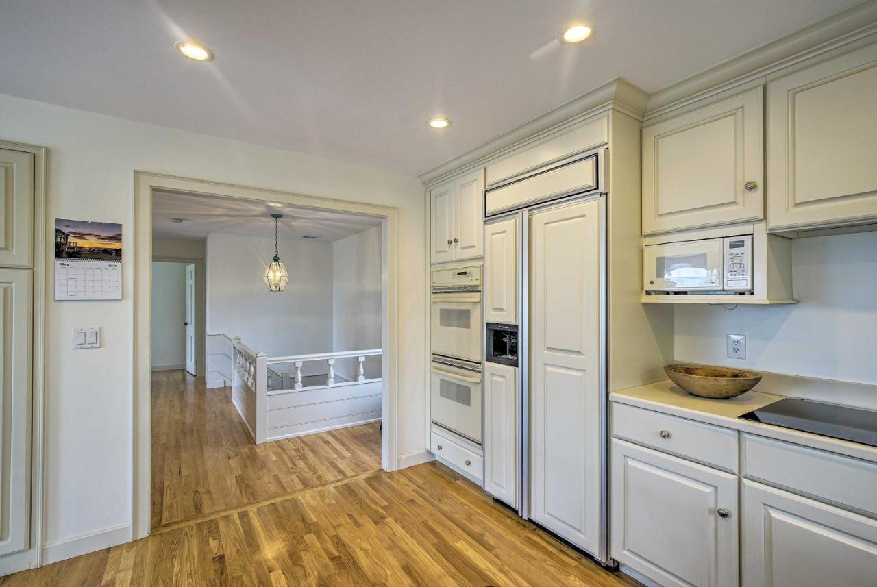 Hyannis Port Home With Bbq And Views Half Mi To Beach Exterior photo